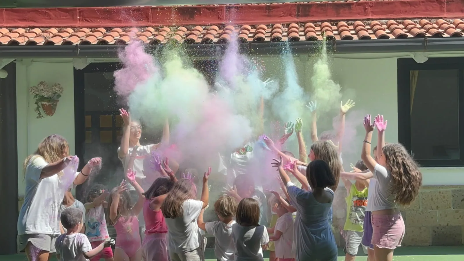 Bambini al Campo Estivo Ohana con esplosione di colori